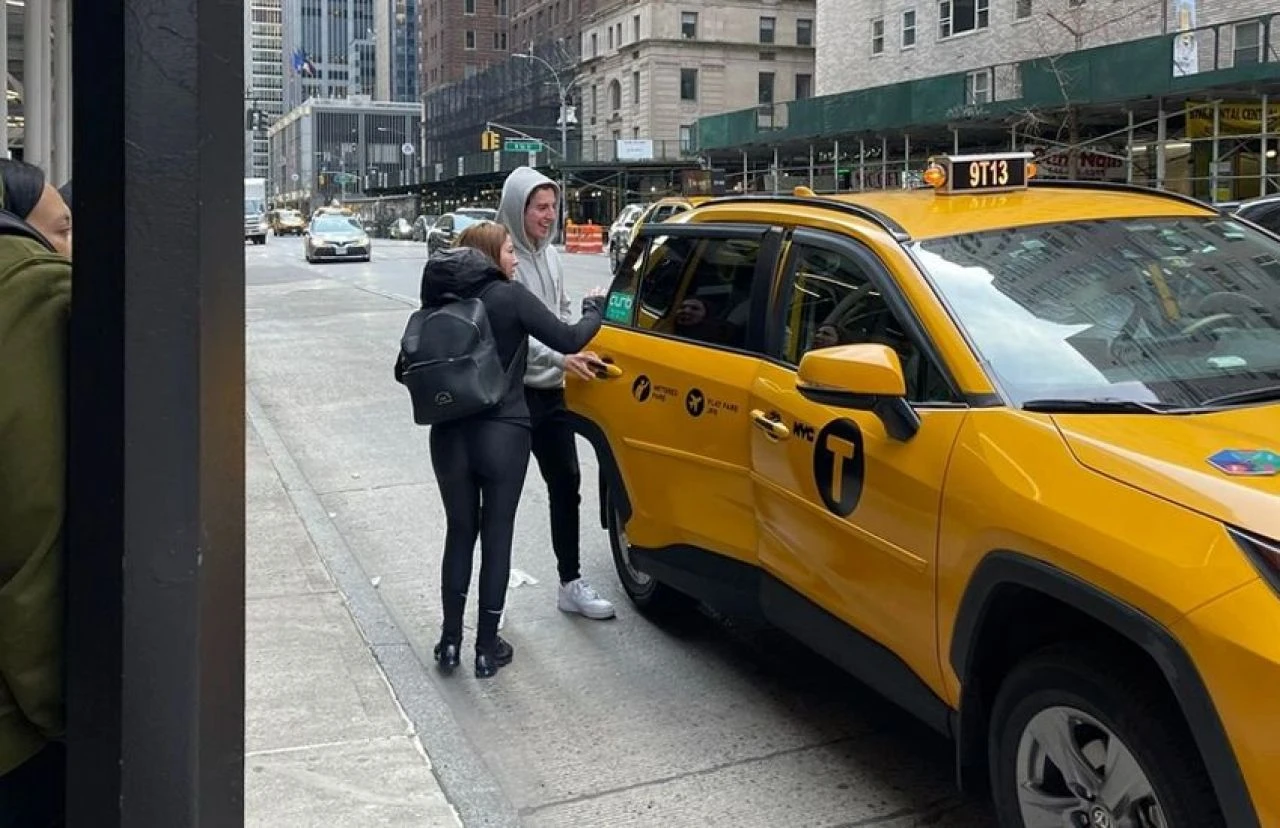 Eylem Tok ve oğlu T.C. New York'ta görüntülendi. Ehliyetsiz katil zanlısının keyfi yerinde - 3. Resim