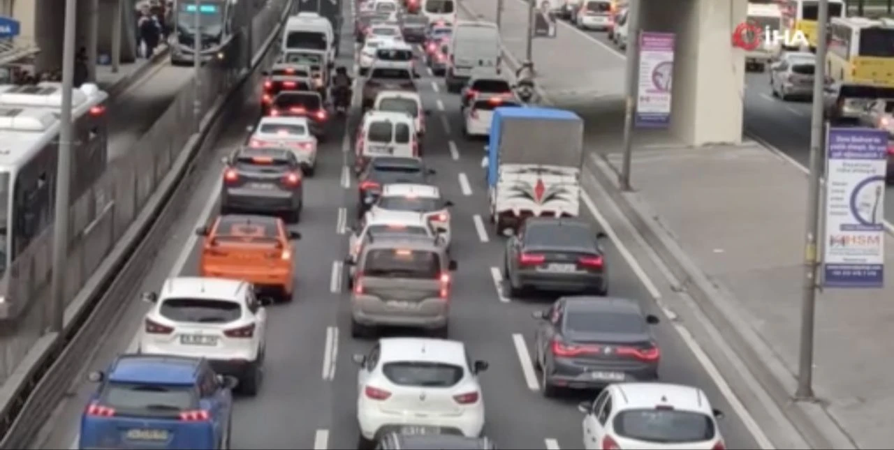 İftara yetişme telaşında İstanbul'da trafik çilesi! Metrobüs ve yolda son durum - 2. Resim