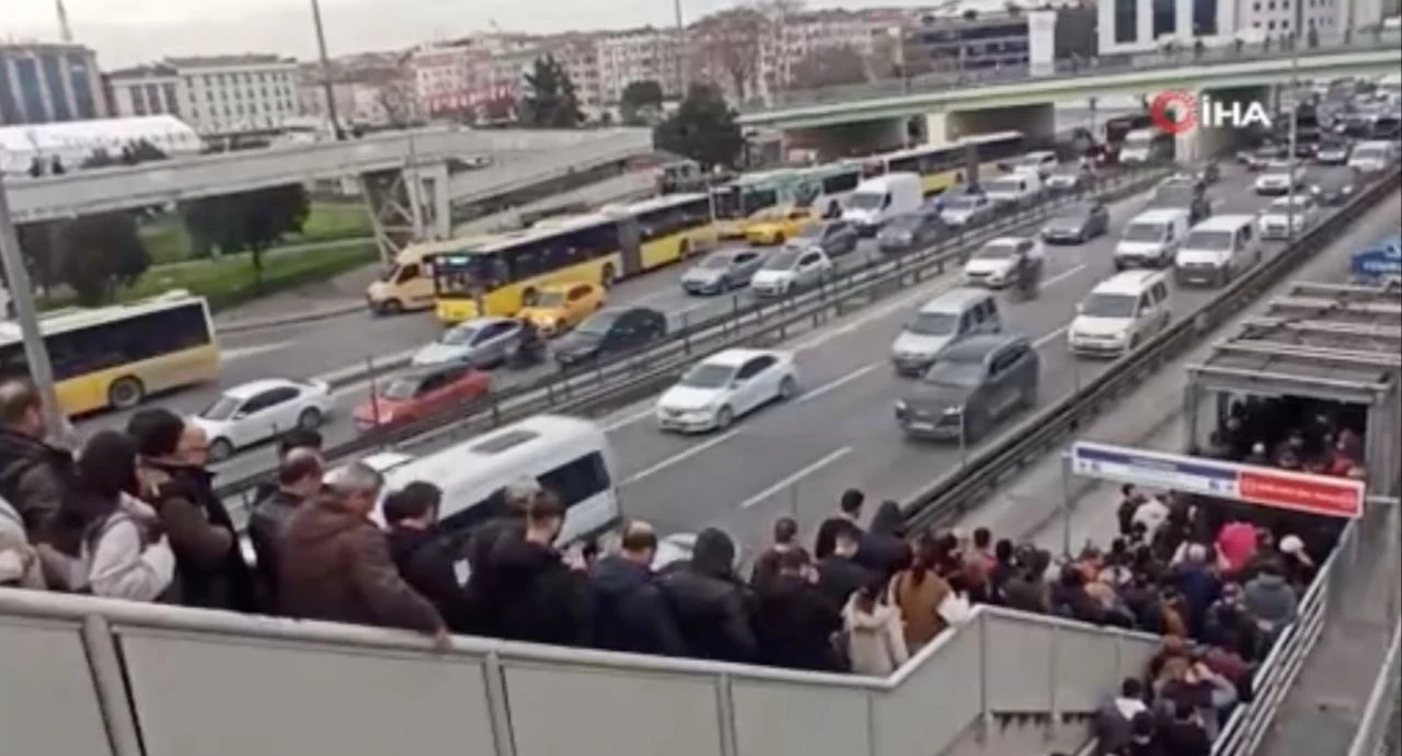 İftara yetişme telaşında İstanbul'da trafik çilesi! Metrobüs ve yolda son durum - 1. Resim