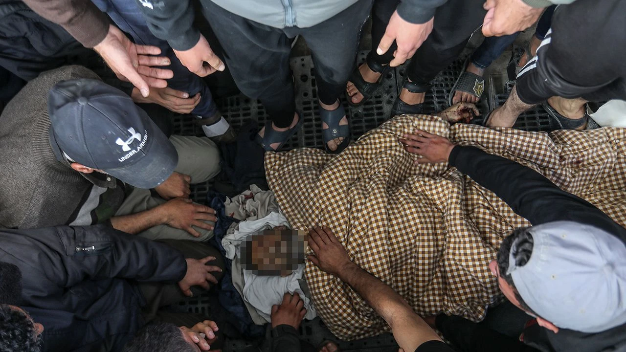 İsrail katliamlarını sürdürüyor: Yardım dağıtım deposunu bombardımana tuttu: Çok sayıda ölü var - 2. Resim