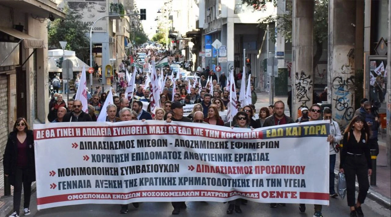 Komşu ülke karıştı! Doktorlar sokağa indi