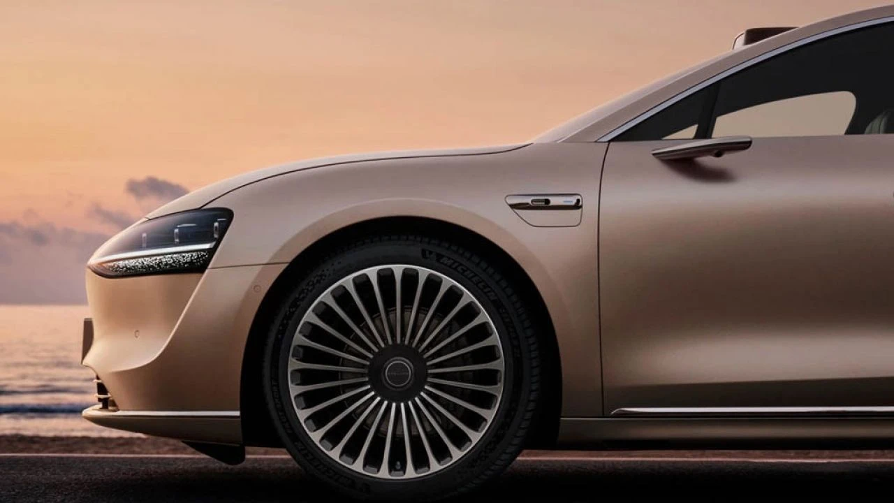 Mercedes S-Class'ı rakip seçti! Huawei'den 'lüks sedan' hamlesi