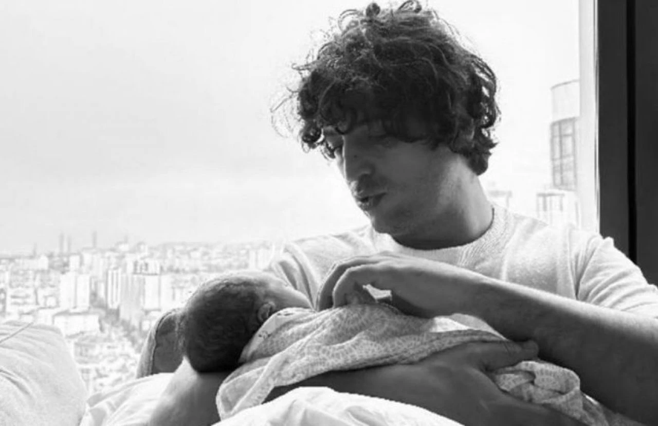 Taner Ölmez ikinci kez baba oldu! İlk kareye beğeni yağdı - 1. Resim