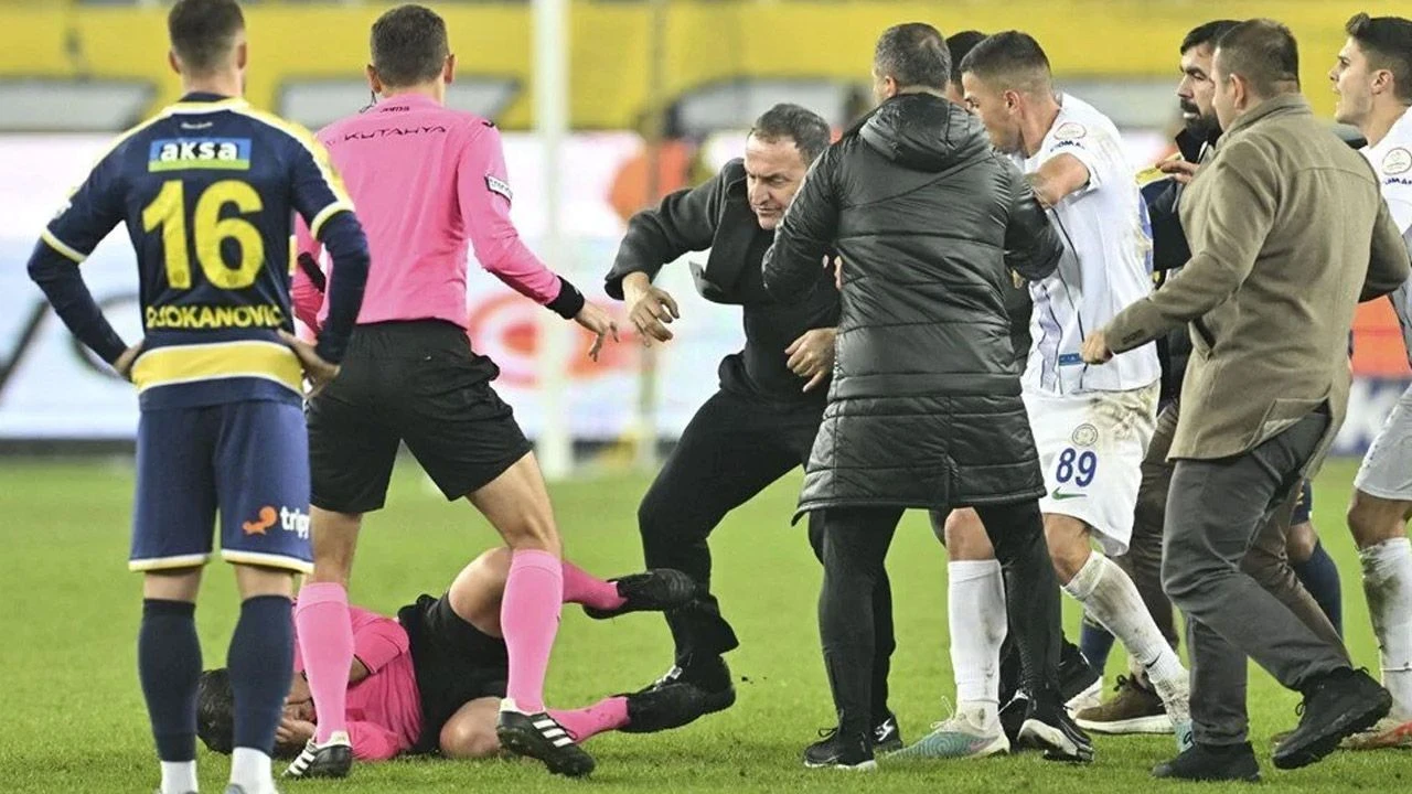 Trabzonspor - Fenerbahçe maçının hakemi belli oldu