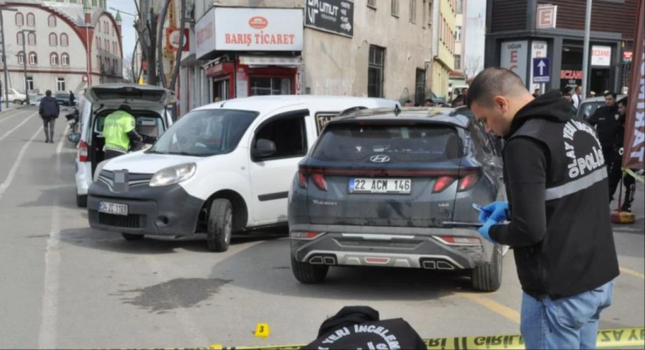 Trafik kazası sonrası birbirlerine tutuştular 