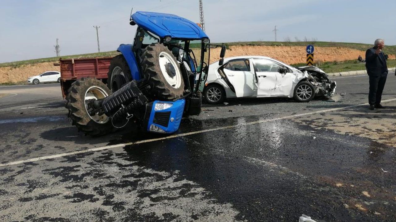 Traktör ile otomobil kafa kafaya çarpıştı: Yaralılar var