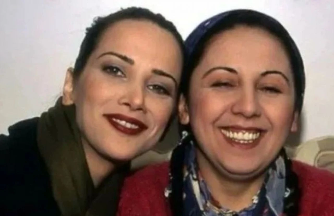 22 yıl sonra aynı poz! Yarım Elma oyuncuları duygu seli yaşattı - 3. Resim