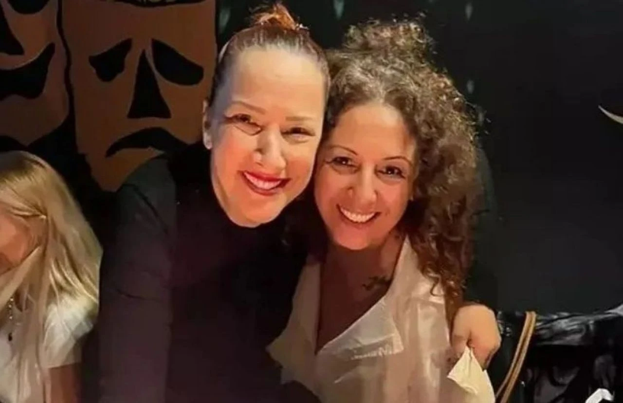 22 yıl sonra aynı poz! Yarım Elma oyuncuları duygu seli yaşattı - 1. Resim