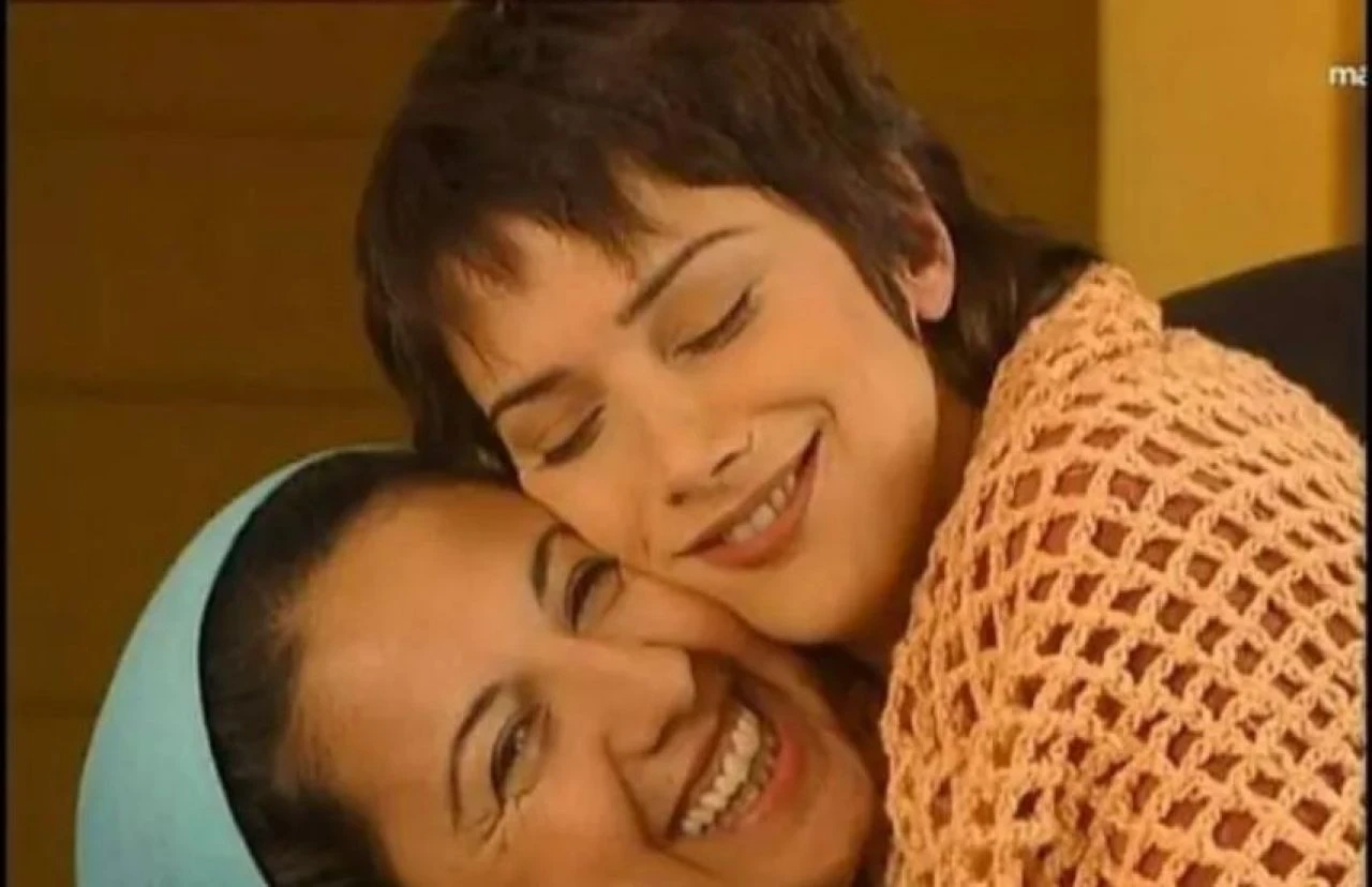 22 yıl sonra aynı poz! Yarım Elma oyuncuları duygu seli yaşattı - 2. Resim