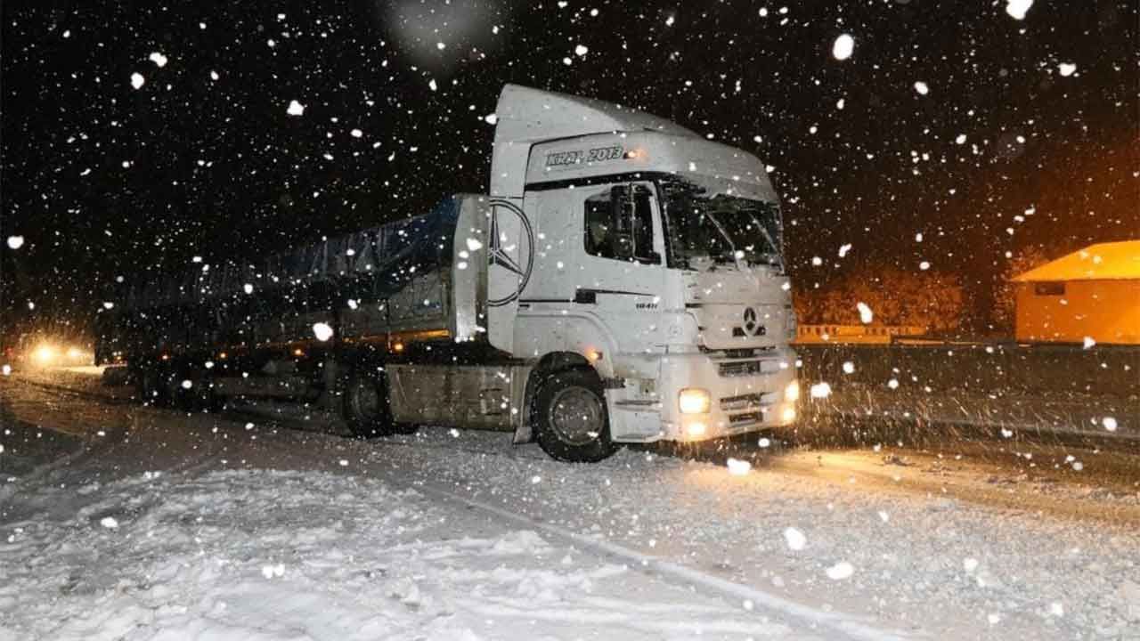 Erzincan'da kar ve tipiden eğitime 1 gün ara verildi