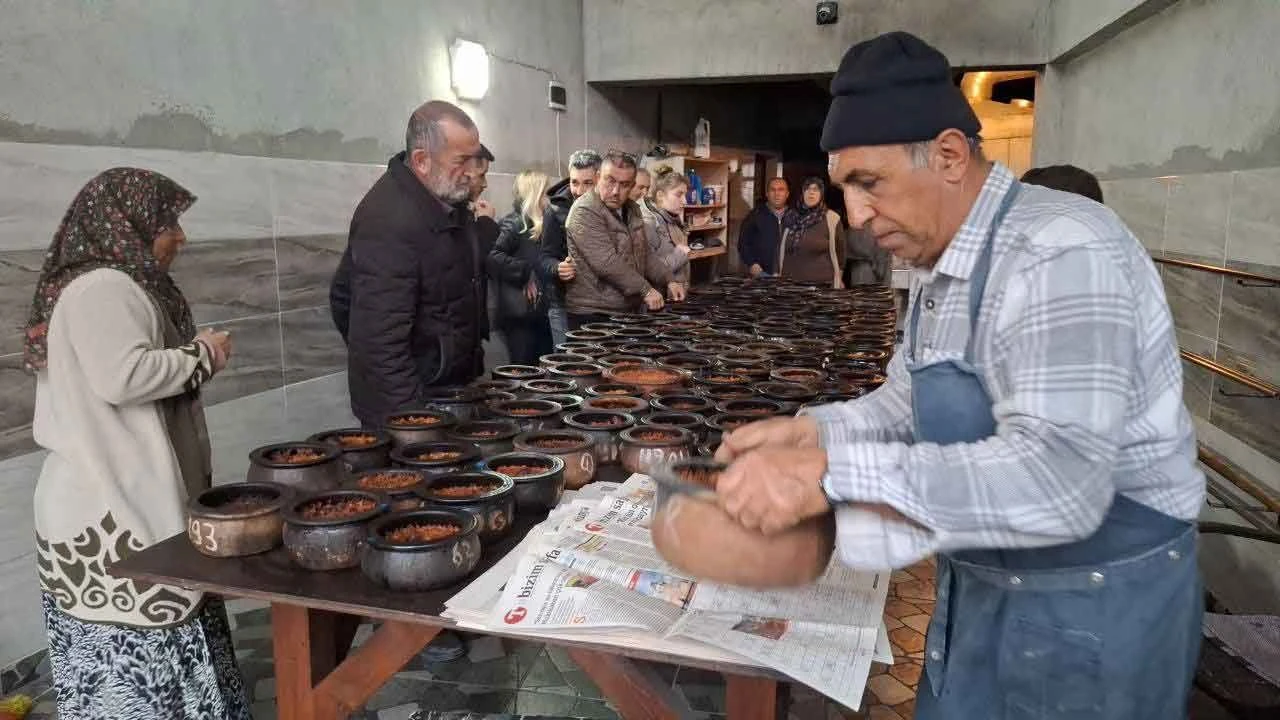 İftar sofralarının vazgeçilmezi... Tam 8 saatte pişiyor, hazır olunca davul-zurna ile haber veriliyor