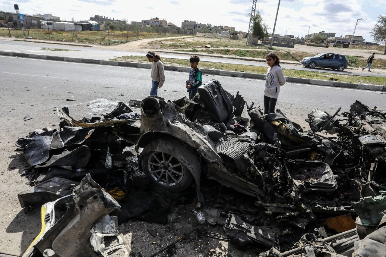 İsrail'den insan avı için hain pusu: Yardım gelen yeri bombalıyorlar!