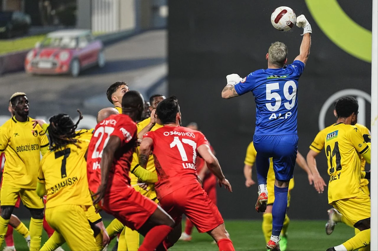 İstanbulsporlu oyuncudan hakeme tepki: Henüz küme düşmedik