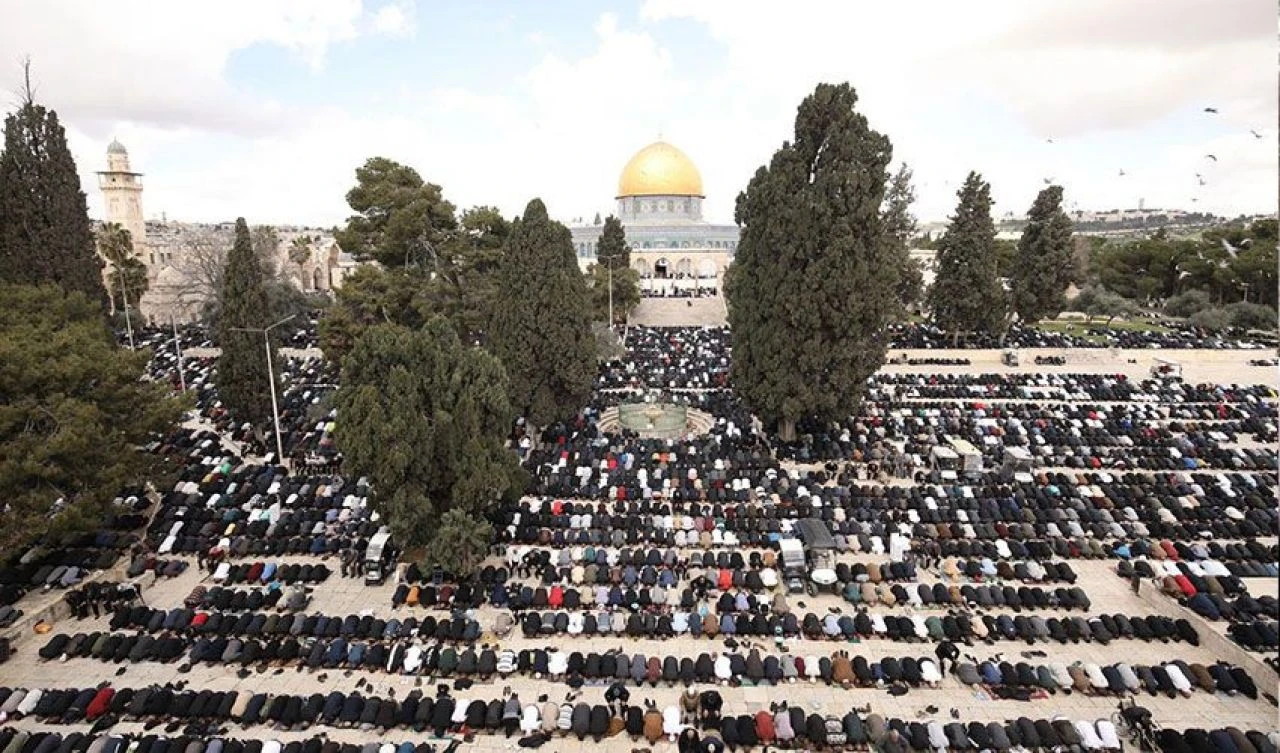Mescid-i Aksa'da 40 bin kişiyle Ramazan ayının ilk cuma namazı kılındı - 3. Resim