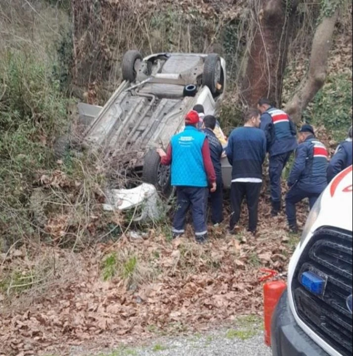 Sakarya'da feci kaza! Otomobil şarampole yuvarlanıp ters döndü: Yaralılar var - 1. Resim