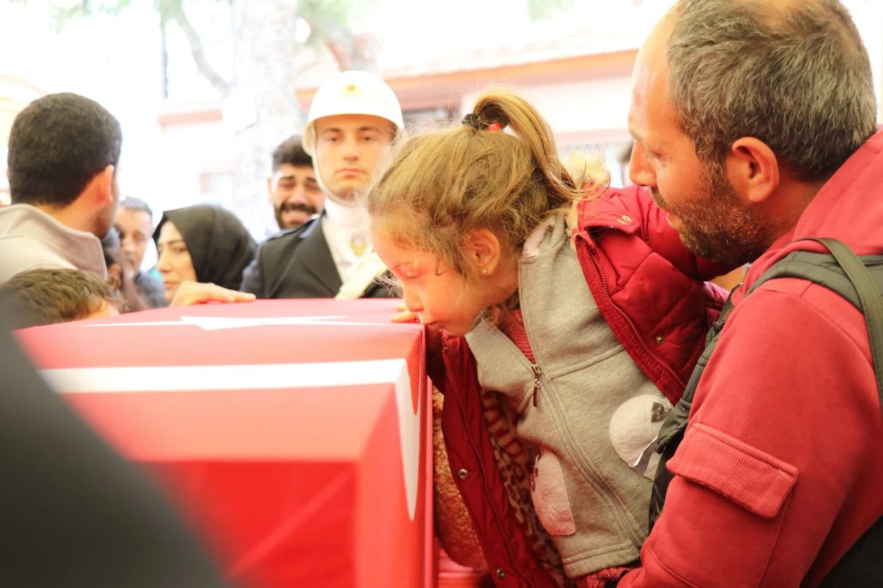 Şehit polis gözyaşlarıyla son yolculuğuna uğurlandı - 1. Resim