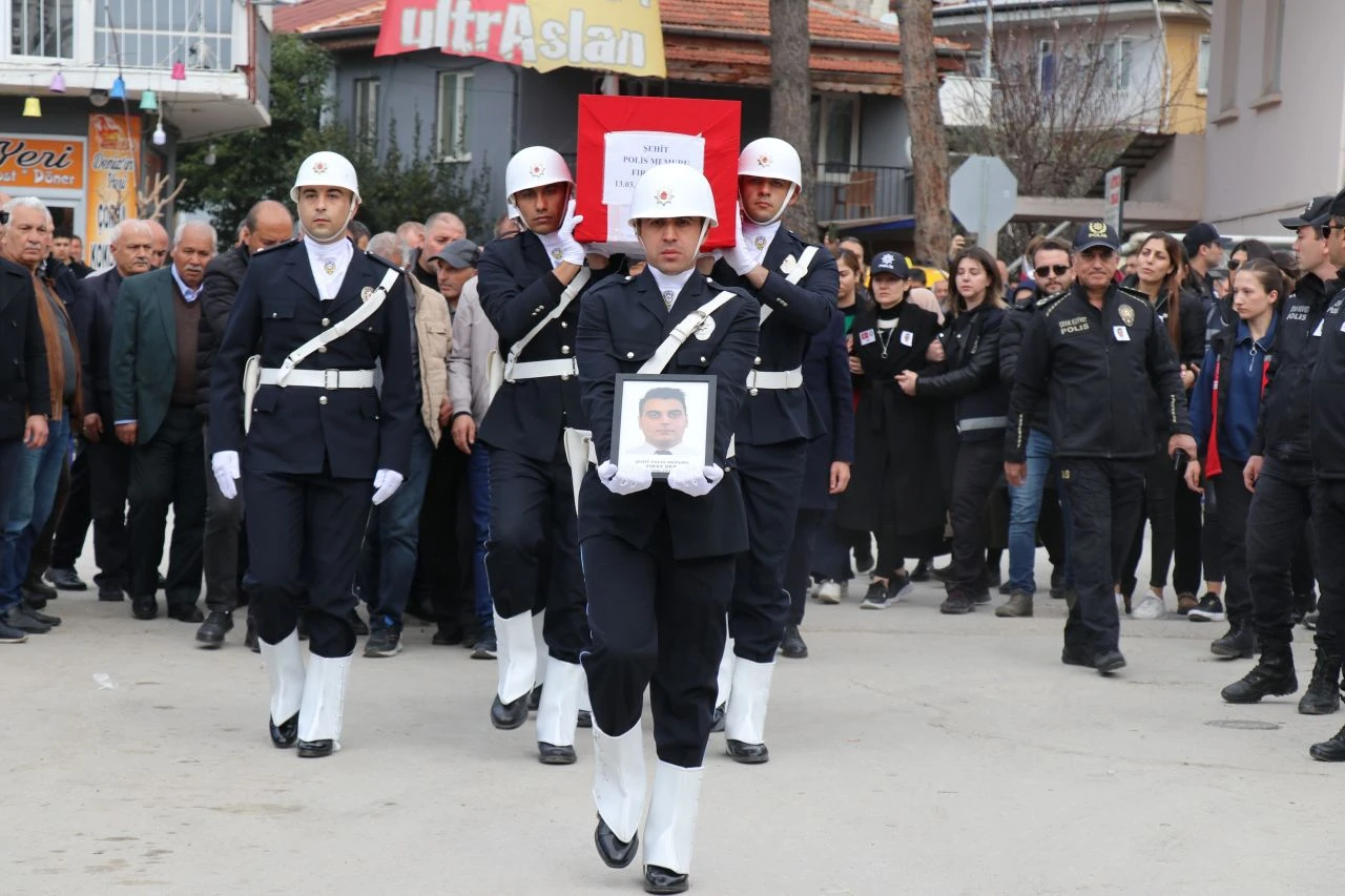 Şehit polis gözyaşlarıyla son yolculuğuna uğurlandı - 2. Resim
