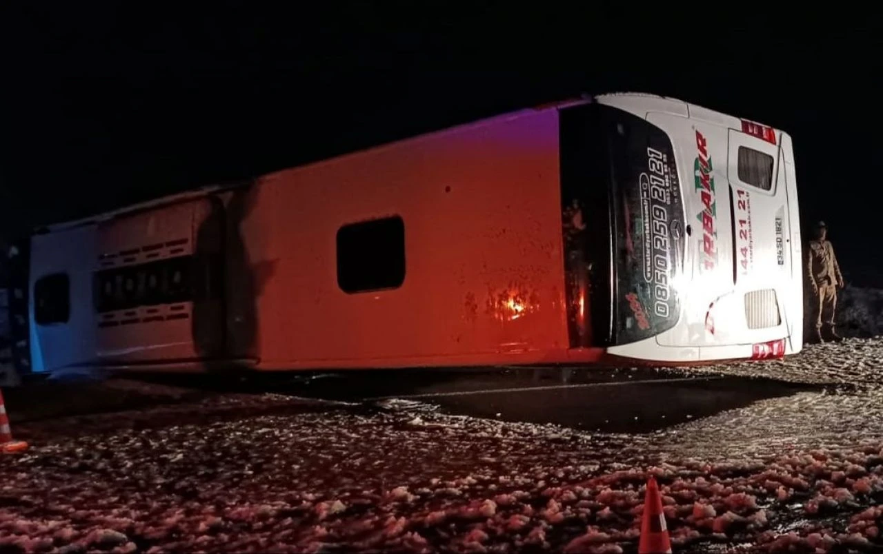 Son dakika: Bingöl'de yolcu otobüsü devrildi: 18 yaralı - 2. Resim