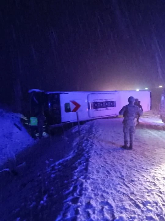 Son dakika: Bingöl'de yolcu otobüsü devrildi: 18 yaralı - 3. Resim