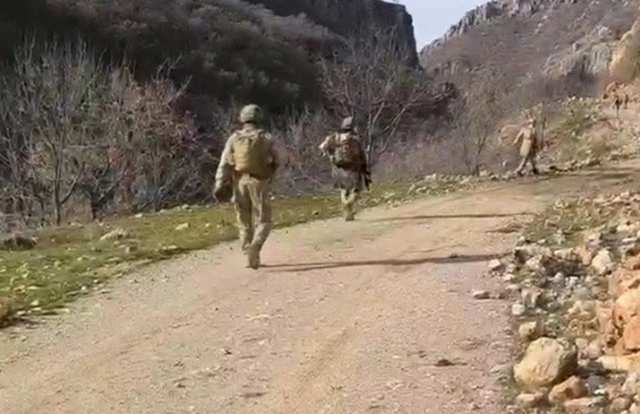 Teröristlerin kullandığı mağaraya baskın! Mühimmat ve yaşam malzemeleri ele geçirildi