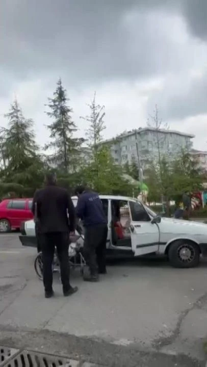 Dilencilik yapacağı yere araba ile taşınan dilenci kamerada - 1. Resim