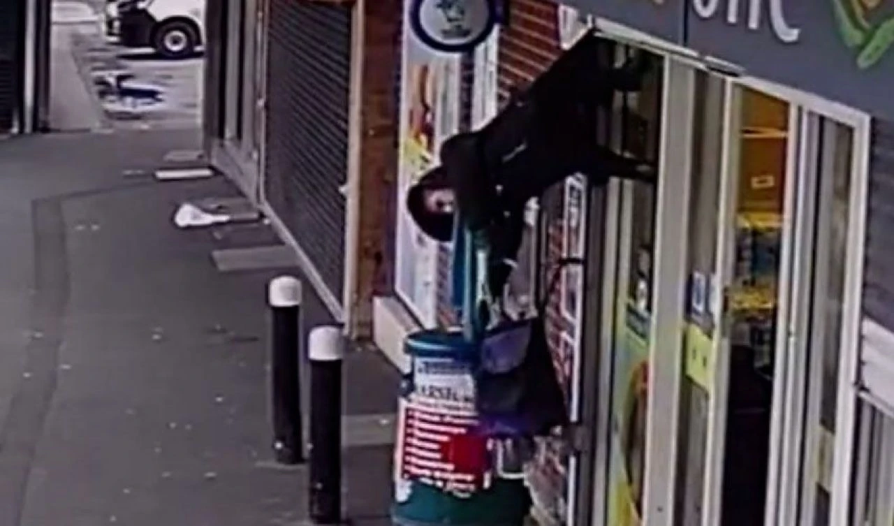 Dünya onu kepengine takılan kadın olarak tanıdı! Viral olan görüntüsü, duvara resmedildi - 1. Resim