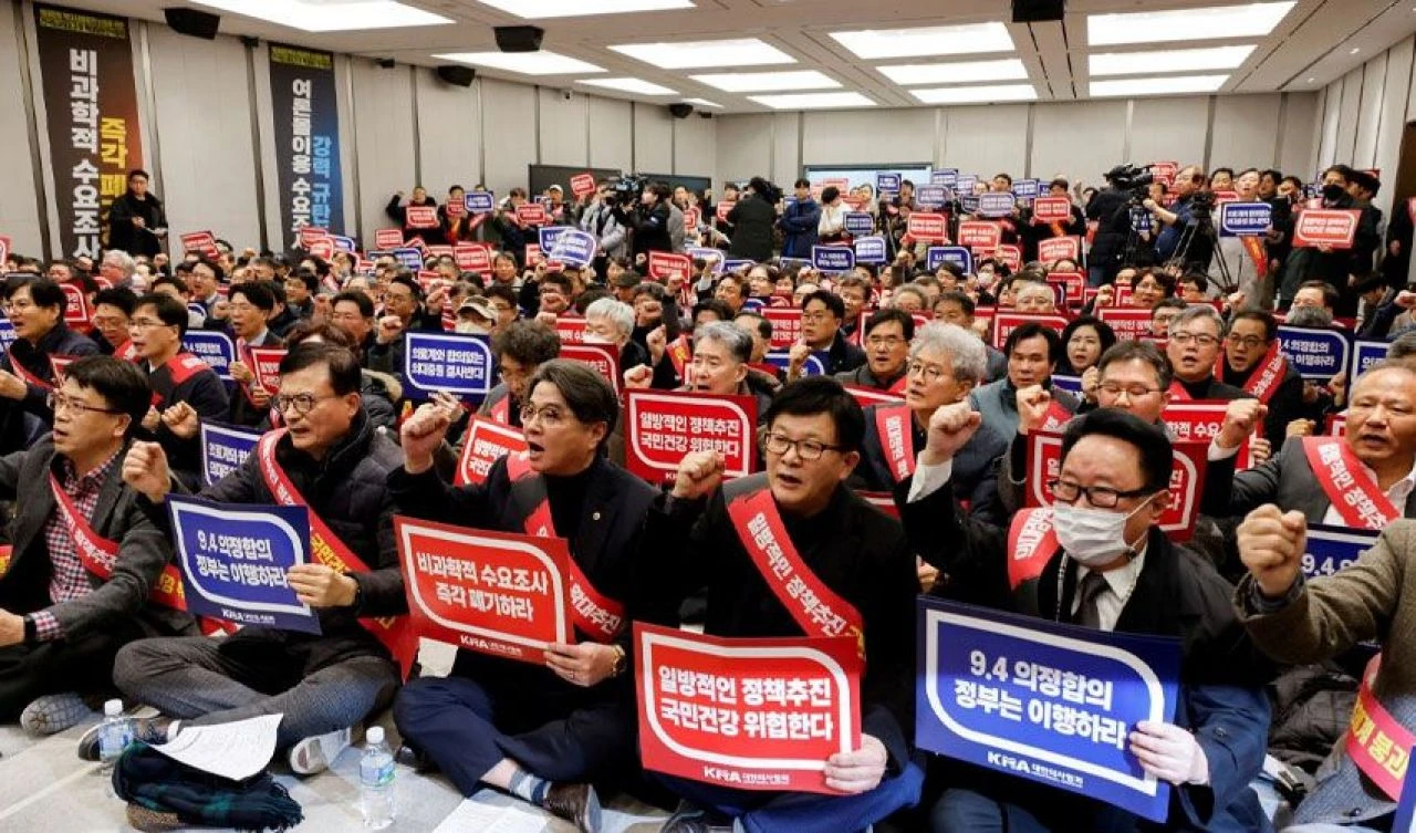 Güney Kore'de yeni bir istifa dalgası yolda! Tıp profesörleri, stajyerlere destek verdi - 2. Resim