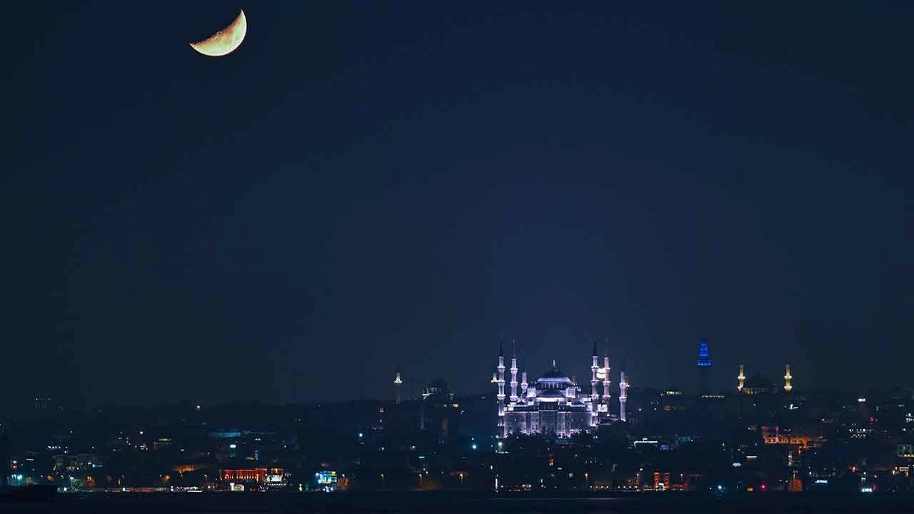 İstanbul'da 'yarım ay' hayran bıraktı