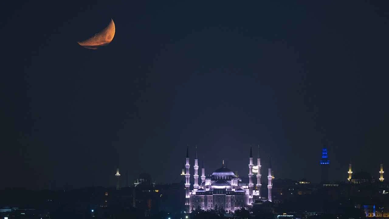 İstanbul'da 'yarım ay' hayran bıraktı