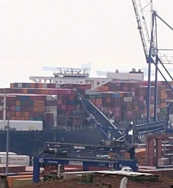 Kocaeli'de feci kaza! Gemi limana daldı, 3 vinç devrildi: Çok sayıda ekip olay yerinde - 1. Resim