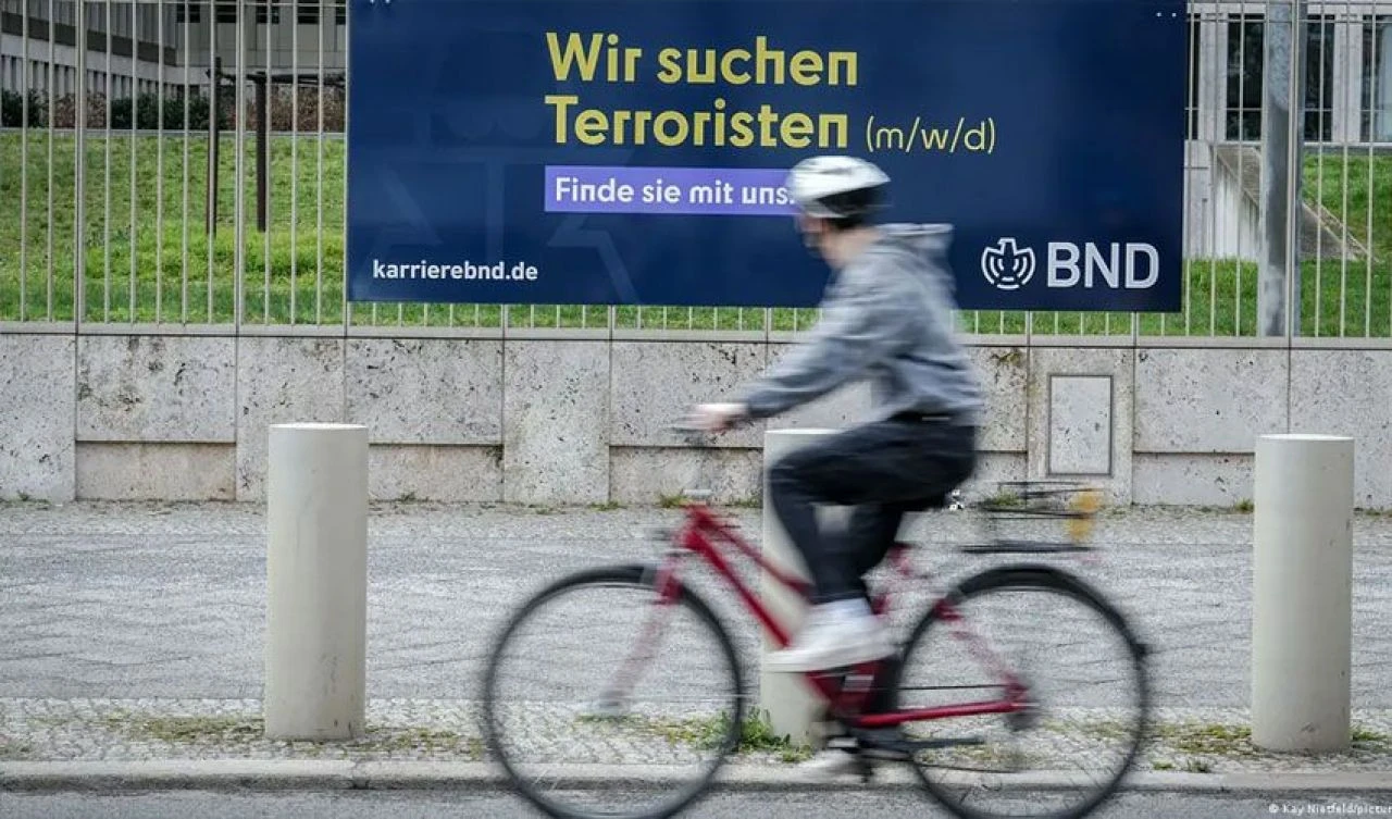 Bir garip ajan arayışı: Ülkenin her yerine 'Terörist arıyoruz' afişleri dağıtıldı - 1. Resim