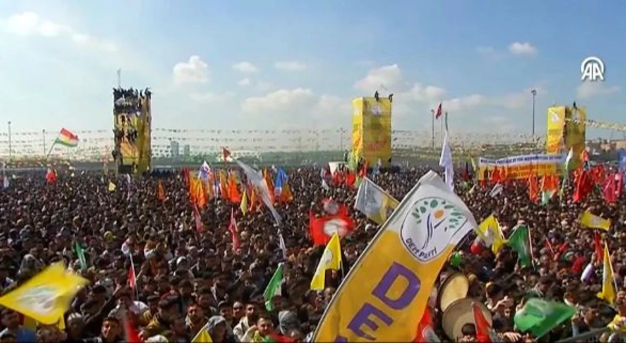 DEM Parti'nin mitinginde PKK propagandası! Gözaltılar var  - 1. Resim