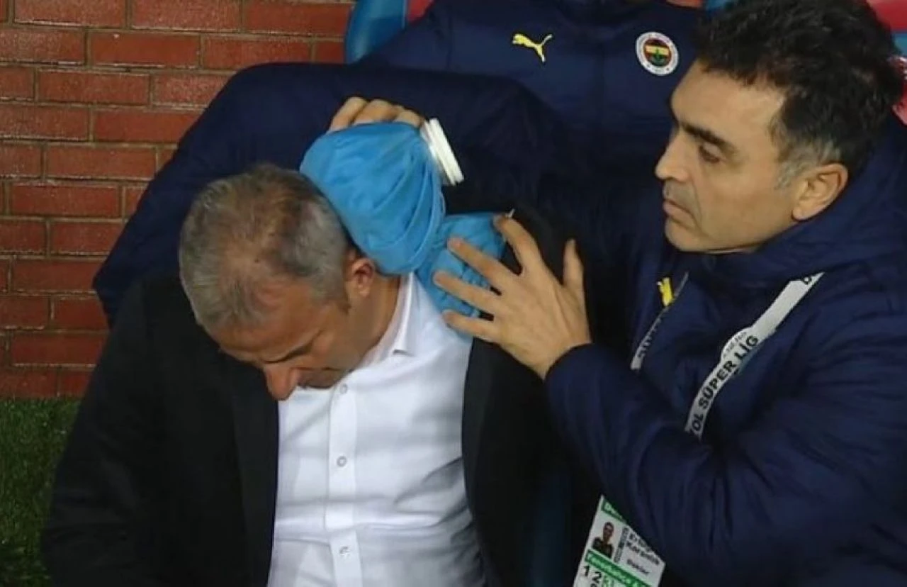 Fenerbahçe'nin golü sonrası ortalık karıştı! İsmail Kartal'ın başına isabet etti - 1. Resim