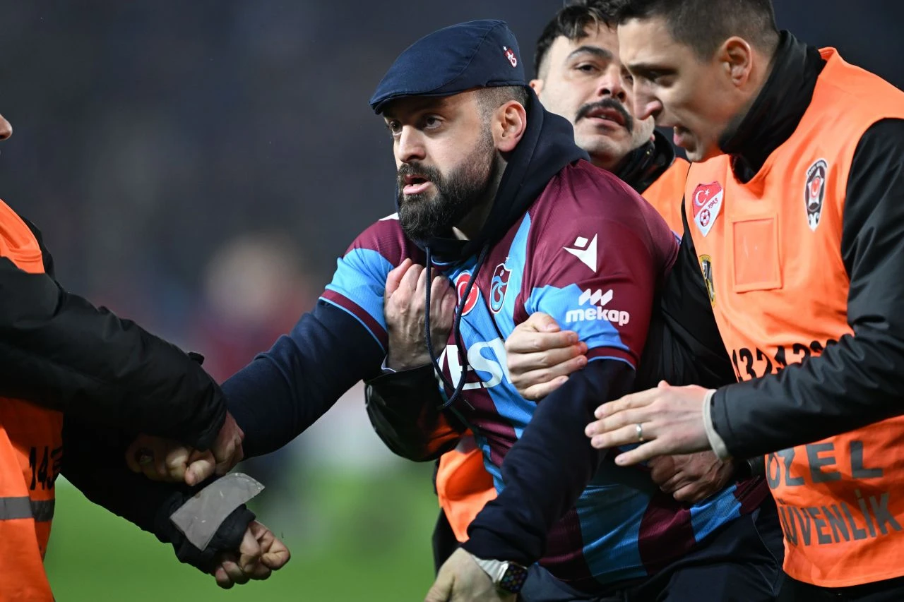 İçişleri Bakanı Ali Yerlikaya'dan olaylı Trabzonspor-Fenerbahçe maçı için açıklama - 1. Resim