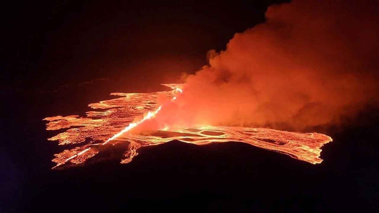 İzlanda&#039;da yanardağ alarmı! 4.kez lav püskürüyor, köyler tahliye ediliyor