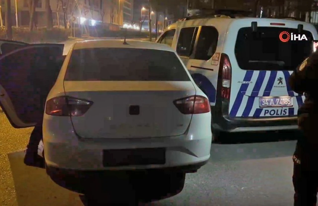 Polisten kaçarken hareket halindeki araçtan atladılar! Bagajdan uzun namlulu silahlar çıktı - 1. Resim