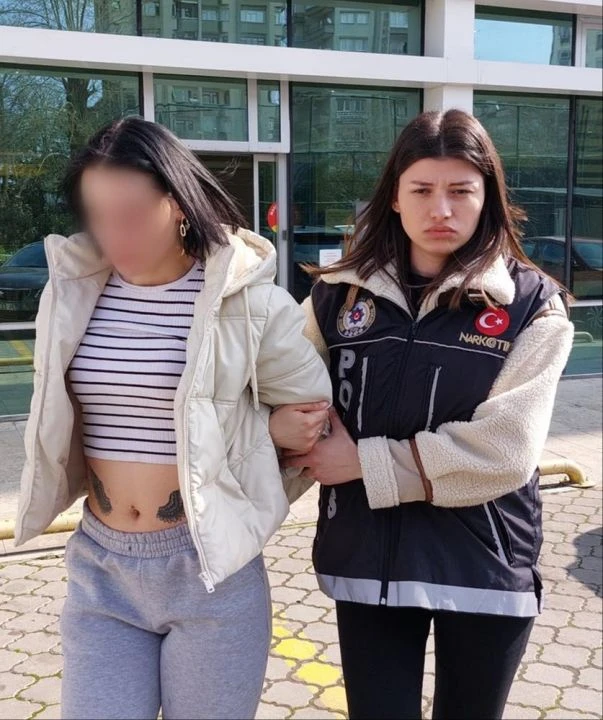 20 yaşındaki torbacı kadın yakalanıp gözaltına alındı - 1. Resim