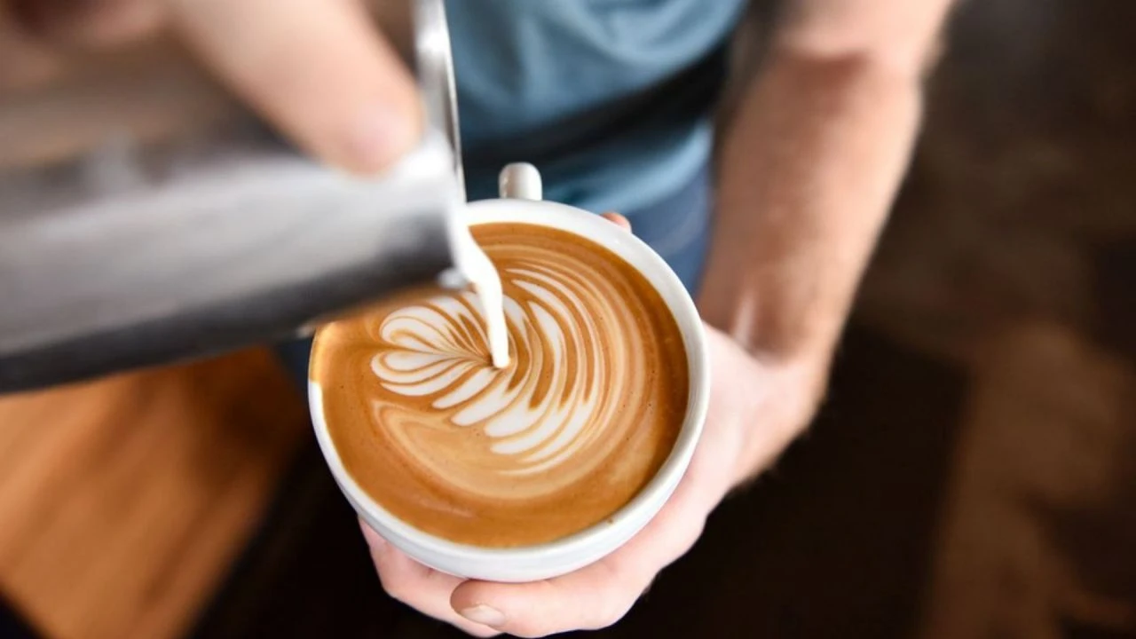 2024 yılının en büyük darbesi ünlü kahve zincirine denk geldi! 200 şubesi kapandı iflas ediyor