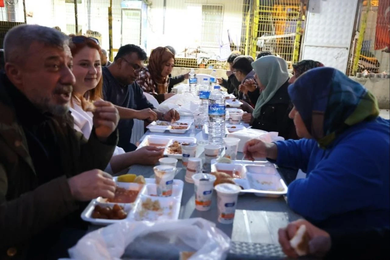 Asrın felaketinde yok oldu! 30 kişilik mahallede hüzünlü iftar