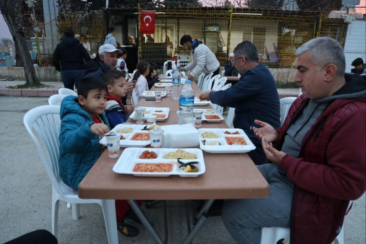 Asrın felaketinde yok oldu! 30 kişilik mahallede hüzünlü iftar