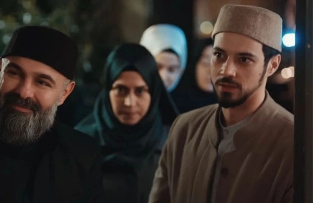 Demet Evgar'dan Kızıl Goncalar dizisine set ziyareti