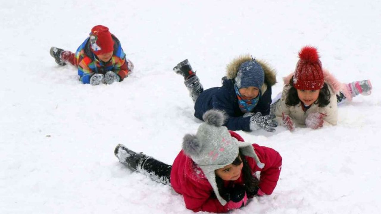 Hakkari&#039;de kar yağışı ve sel riski alarmı! Okullar tatil edildi