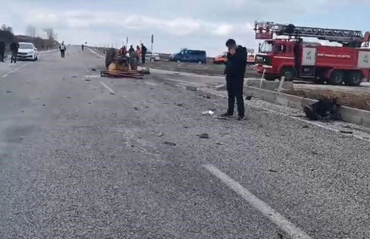 Isparta'da traktör-otomobil kazası: 1'i ağır 4 yaralı! - 1. Resim