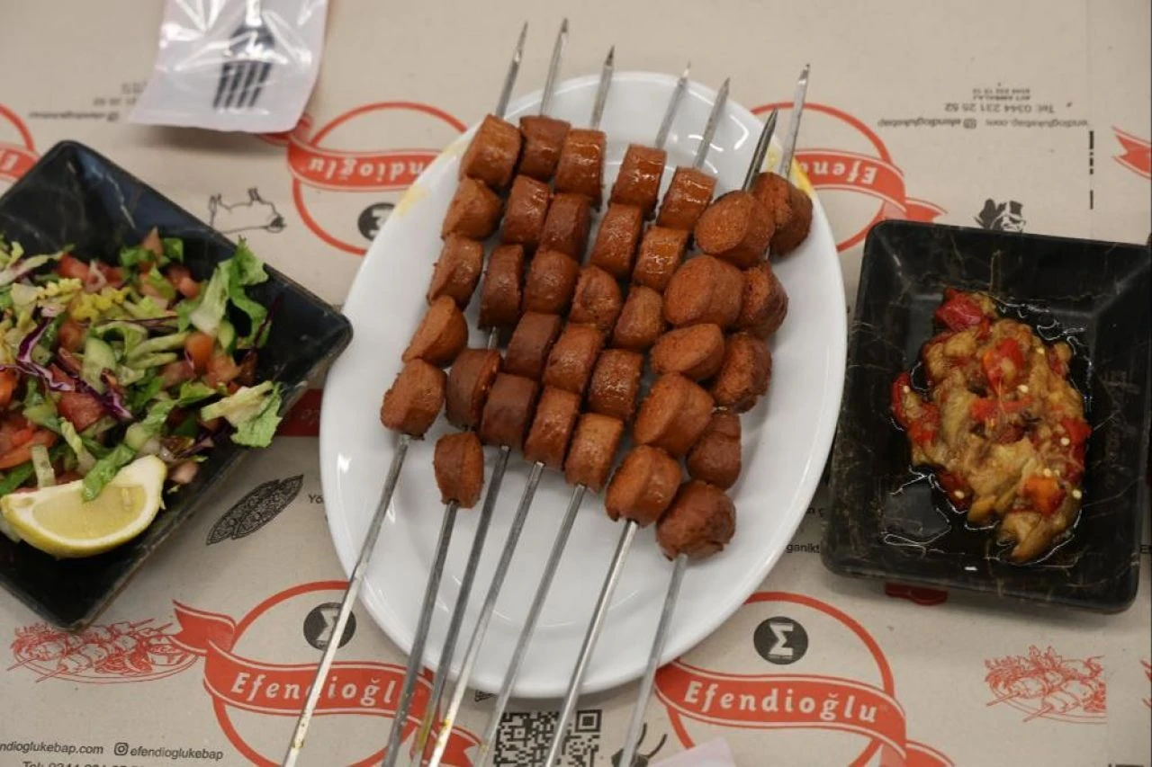 Kahramanmaraş'ın geleneksel lezzeti.... İftar sofralarının vazgeçilmezi ‘irişkit sucuğu’ - 1. Resim