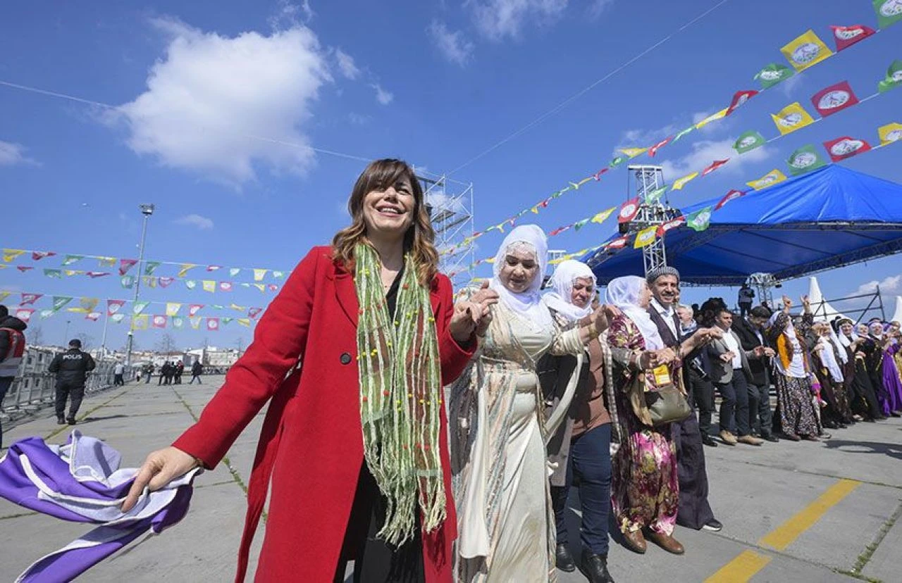 Nevruz kutlamasında terörist başı Öcalan posteri açanlar tutuklandı