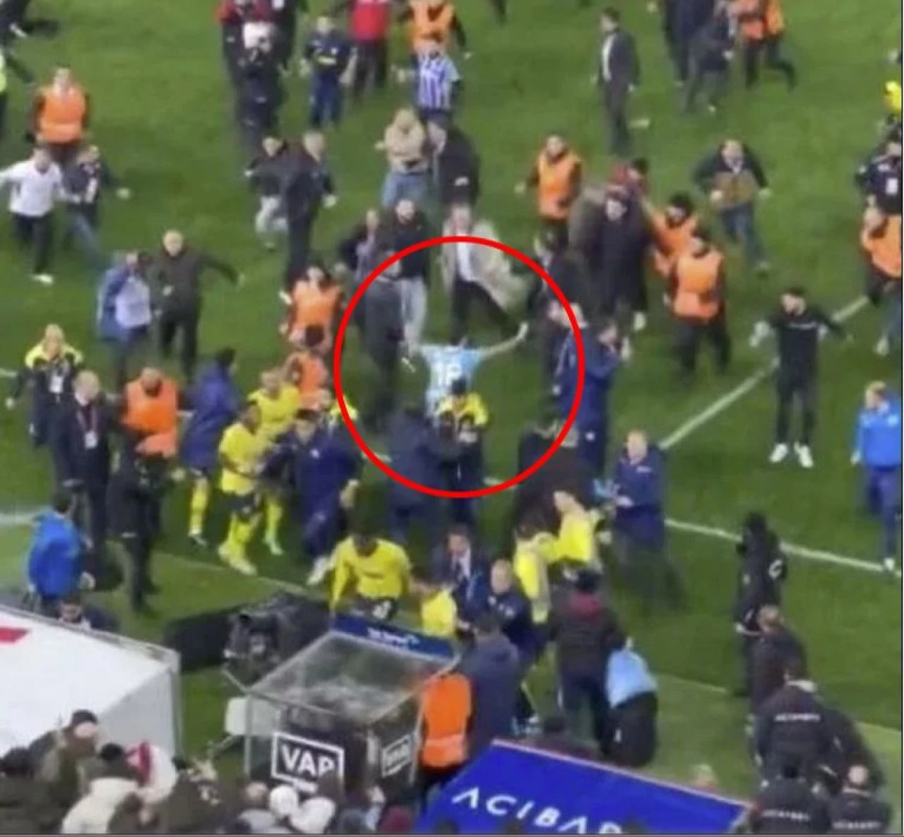 Olaylı maçta Trabzonsporlu yıldızdan güzel hareket: Fenerbahçeli oyunculara siper oldu! - 2. Resim