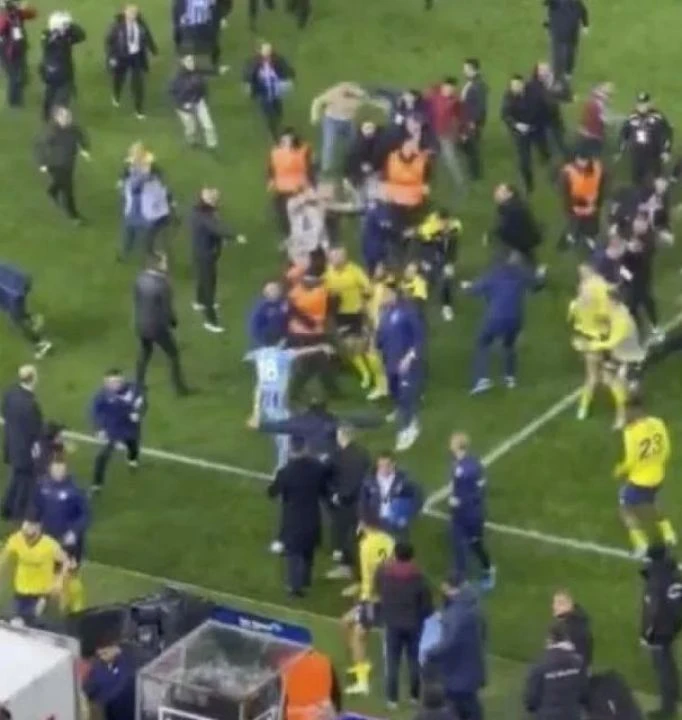 Olaylı maçta Trabzonsporlu yıldızdan güzel hareket: Fenerbahçeli oyunculara siper oldu! - 1. Resim