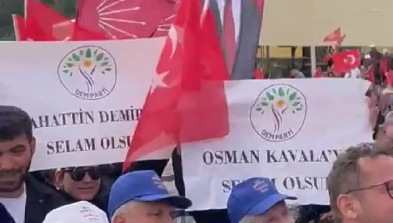 Özgür Özel'in mitingindeki DEM Parti pankartı açıldı, CHP'den tepki geldi - 1. Resim