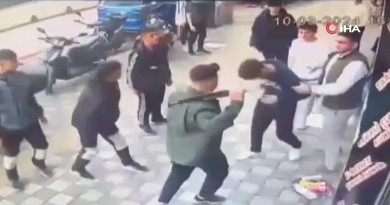 Pala ve satırlarla adeta meydan savaşı çıktı! Gençler birbirine girdi - 1. Resim