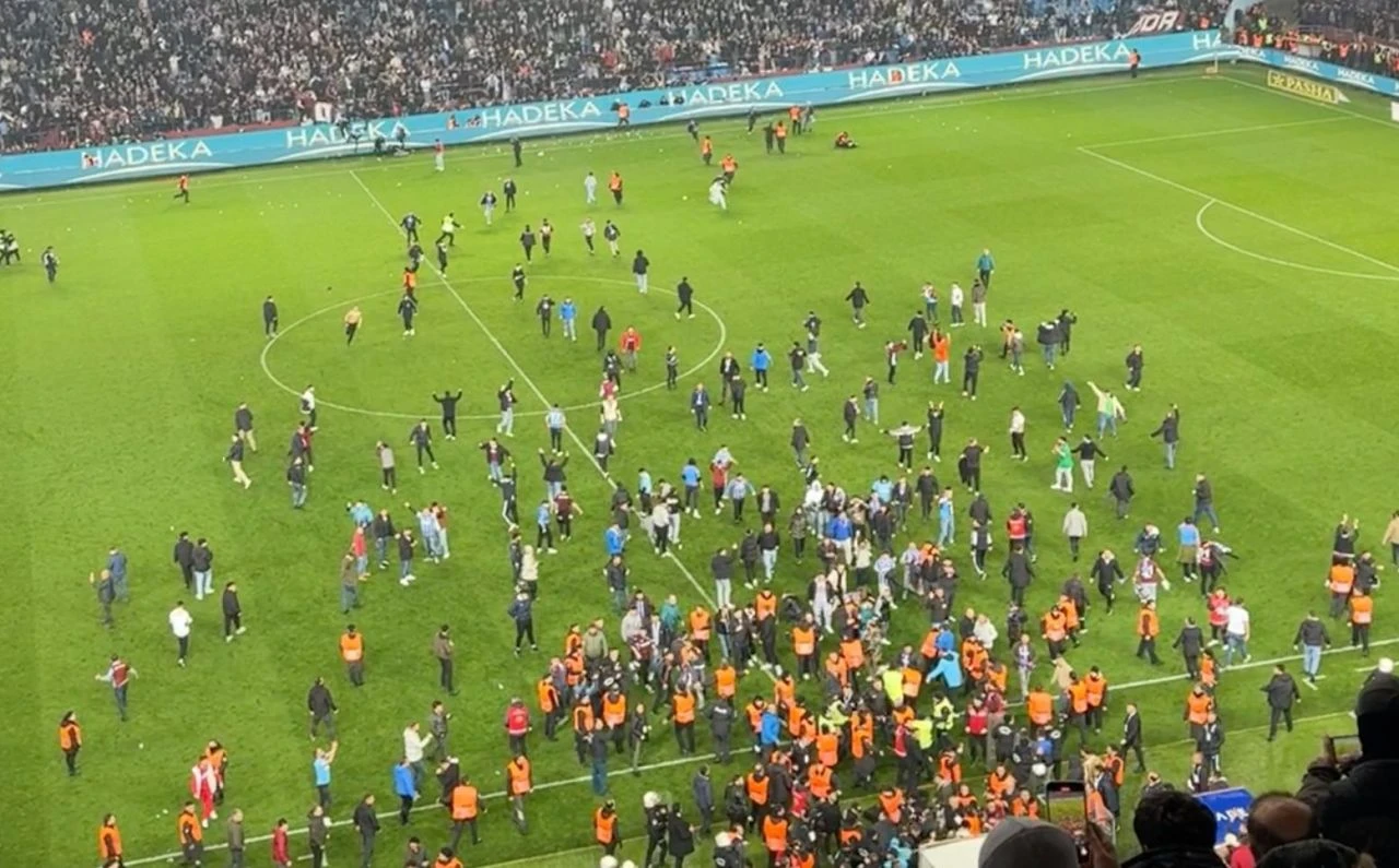 Trabzonspor-Fenerbahçe maçı dünya basınında! Rezalet sınırları aştı... 